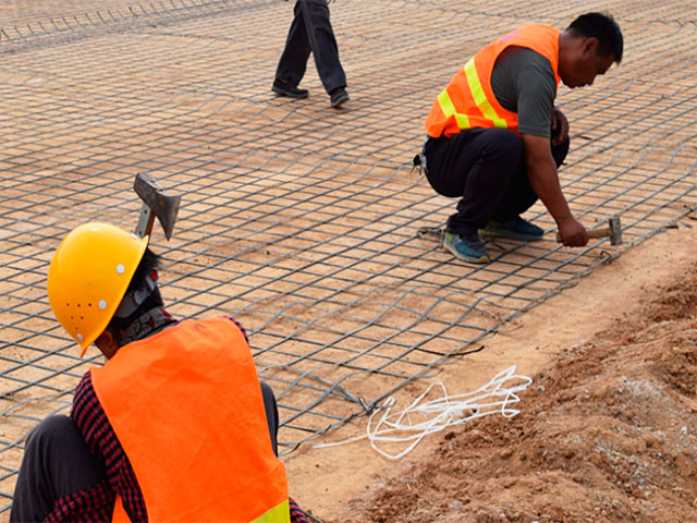 鋼塑土工格柵施工現場